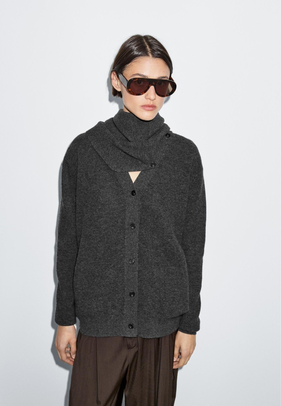 Кардиган Massimo Dutti BUTTONED LONG SLEEVE WITH SCARF, Dark Grey
Кардиган Massimo Dutti BUTTONED LONG SLEEVE WITH SCARF, Dark Grey