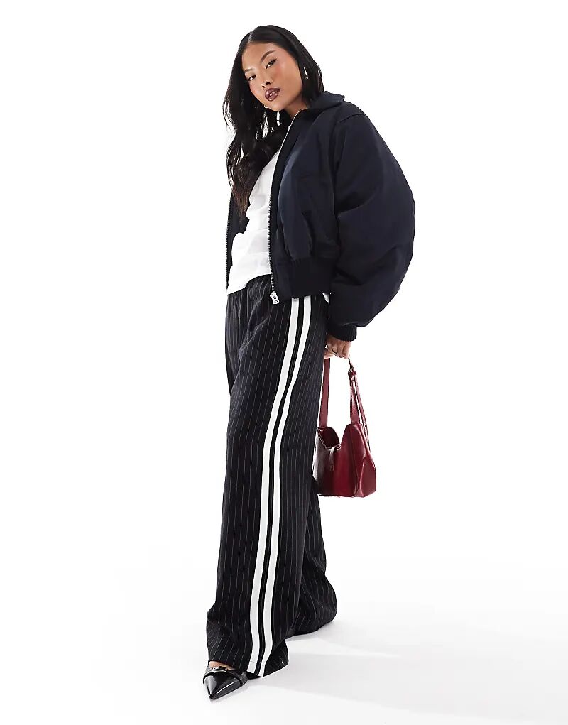 Широкие брюки с полосками по бокам в черную полоску 4th & Reckless
Широкие брюки с полосками по бокам в черную полоску 4th & Reckless