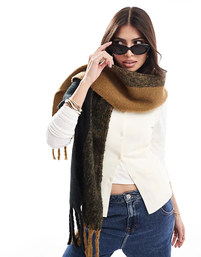 Двухцветный пушистый шарф с бахромой ASOS DESIGN в цвете «кмель» и «черный»
Двухцветный пушистый шарф с бахромой ASOS DESIGN в цвете «кмель» и «черный»