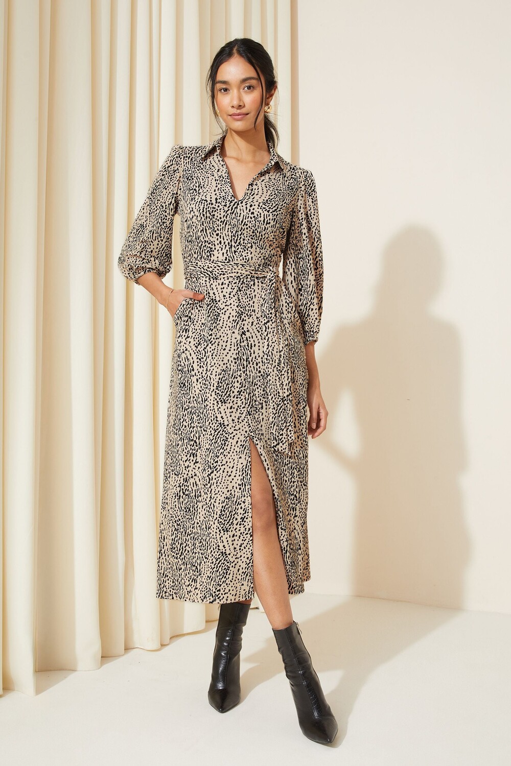 Трикотажное платье миди с V-образным вырезом и поясом Friends Like These, бежевый
Трикотажное платье миди с V-образным вырезом и поясом Friends Like These, бежевый