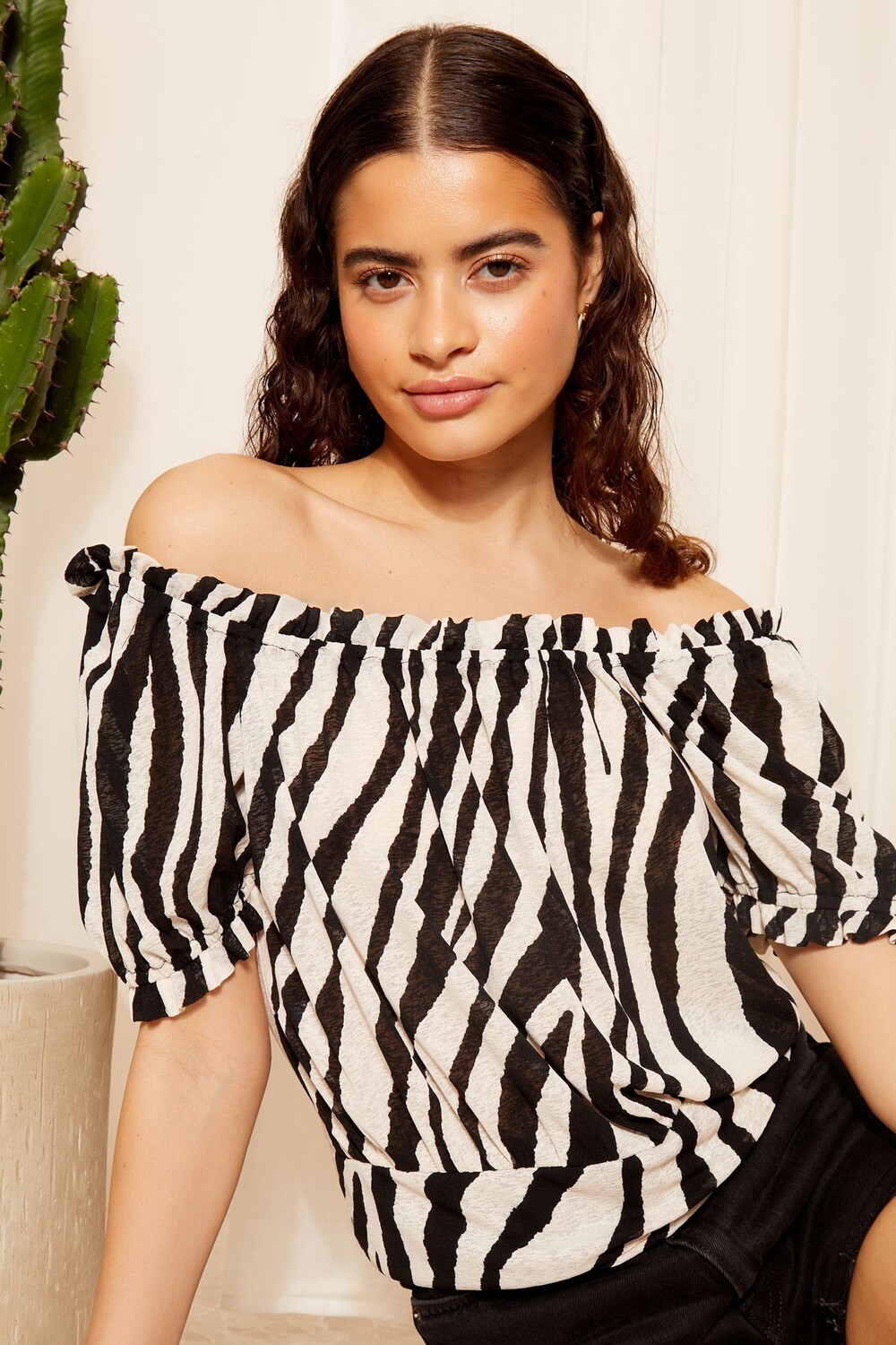 Блузка с фактурным трикотажным принтом «зебра» с вырезом «бардо» Friends Like These, черный
Блузка с фактурным трикотажным принтом «зебра» с вырезом «бардо» Friends Like These, черный