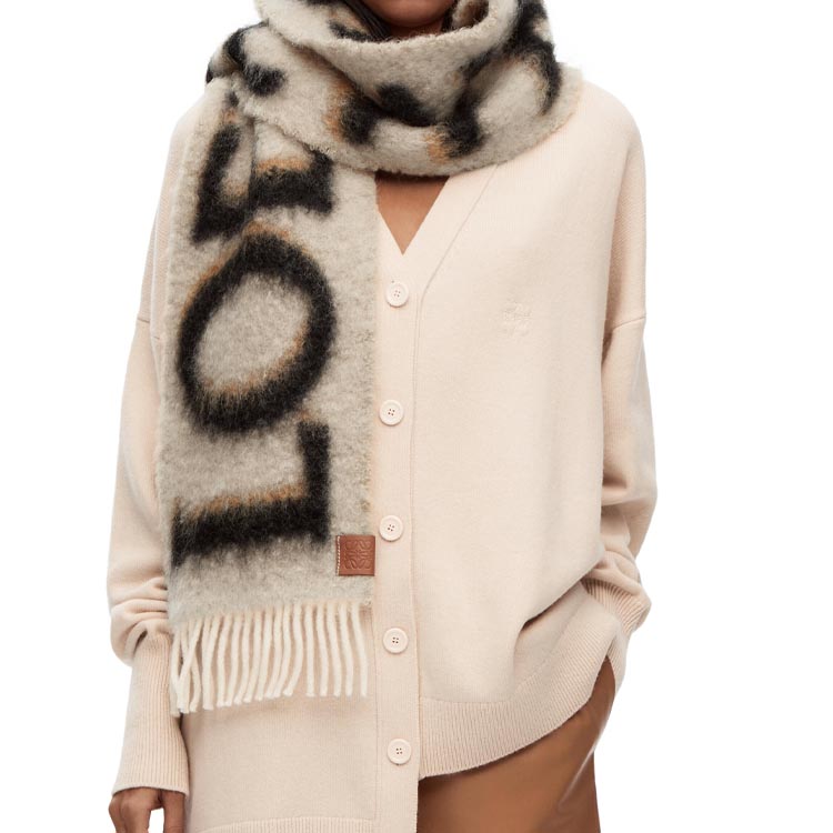 Шарф с бахромой и интарсией с логотипом LOEWE
Шарф с бахромой и интарсией с логотипом LOEWE