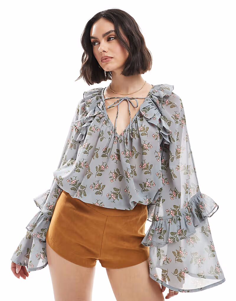 Топ-халат ASOS DESIGN с завязкой на шее, расклешенными рукавами и цветочным принтом
Топ-халат ASOS DESIGN с завязкой на шее, расклешенными рукавами и цветочным принтом