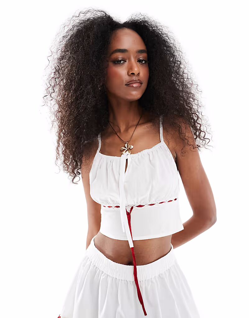 Топ с лямками от Wednesday's Girl в белом и красном цветах
Топ с лямками от Wednesday's Girl в белом и красном цветах