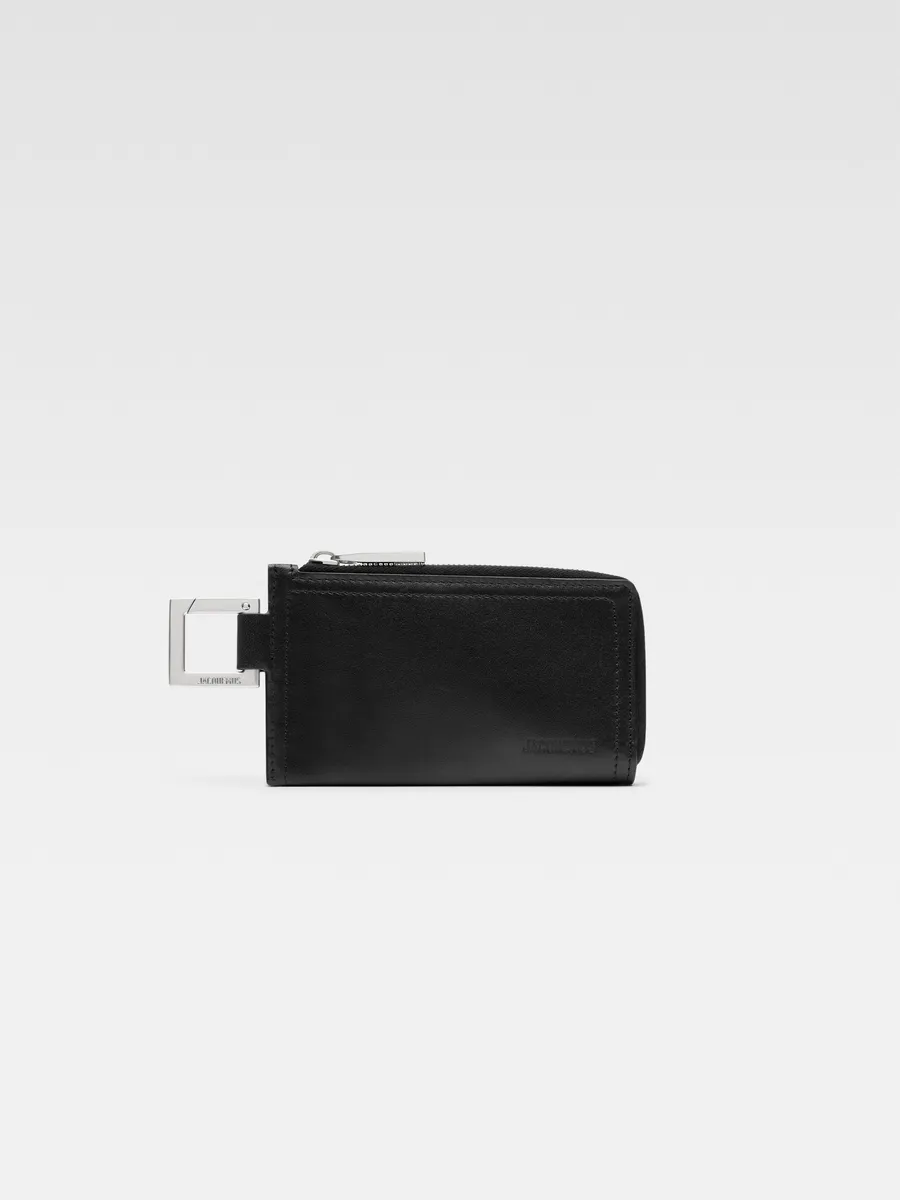 Кошелек на клипсе Куэрда Jacquemus, черный
Кошелек на клипсе Куэрда Jacquemus, черный