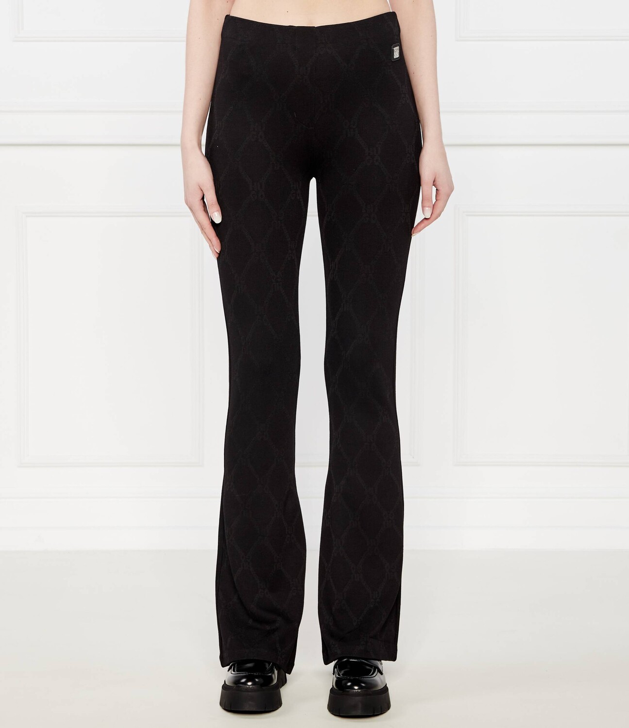 Брюки HUGO Nalentine flare fit, черный
Брюки HUGO Nalentine flare fit, черный