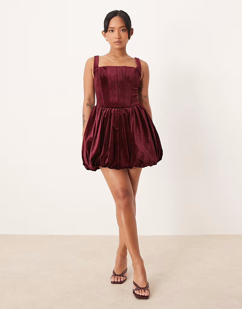 Мини-платье Forever New Petite со структурированным подолом красного цвета
Мини-платье Forever New Petite со структурированным подолом красного цвета