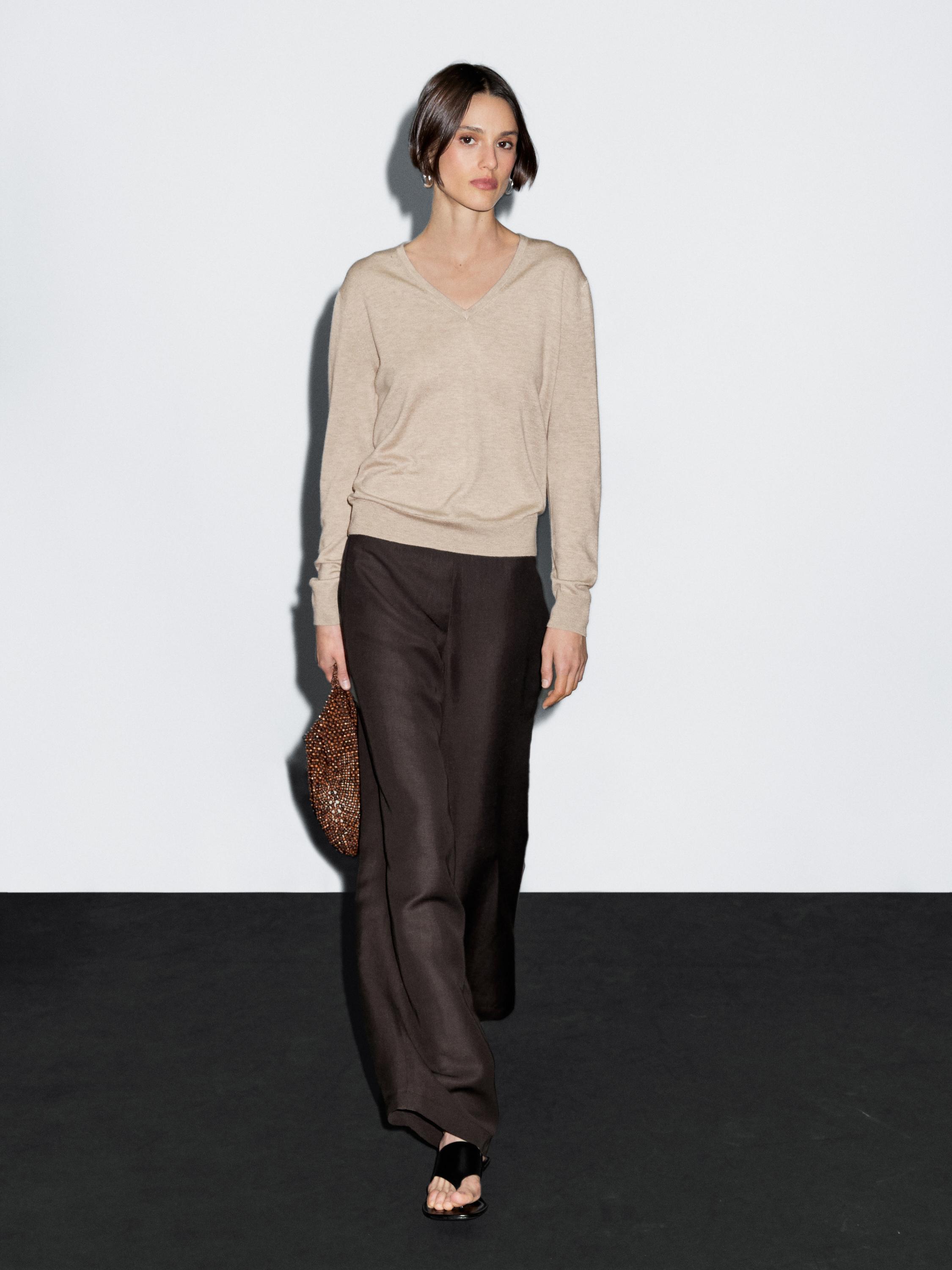 Вязаный свитер из смесовой шерсти с V-образным вырезом Massimo Dutti, Mink
Вязаный свитер из смесовой шерсти с V-образным вырезом Massimo Dutti, Mink