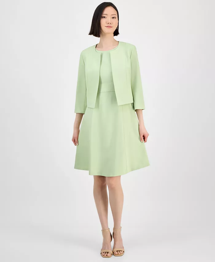 Женский комплект с бескозыркой болеро с открытым передом и платьем-футляром без рукавов с круглым вырезом, Regular и Petite Le Suit, зеленый
Женский комплект с бескозыркой болеро с открытым передом и платьем-футляром без рукавов с круглым вырезом, Regular и Petite Le Suit, зеленый