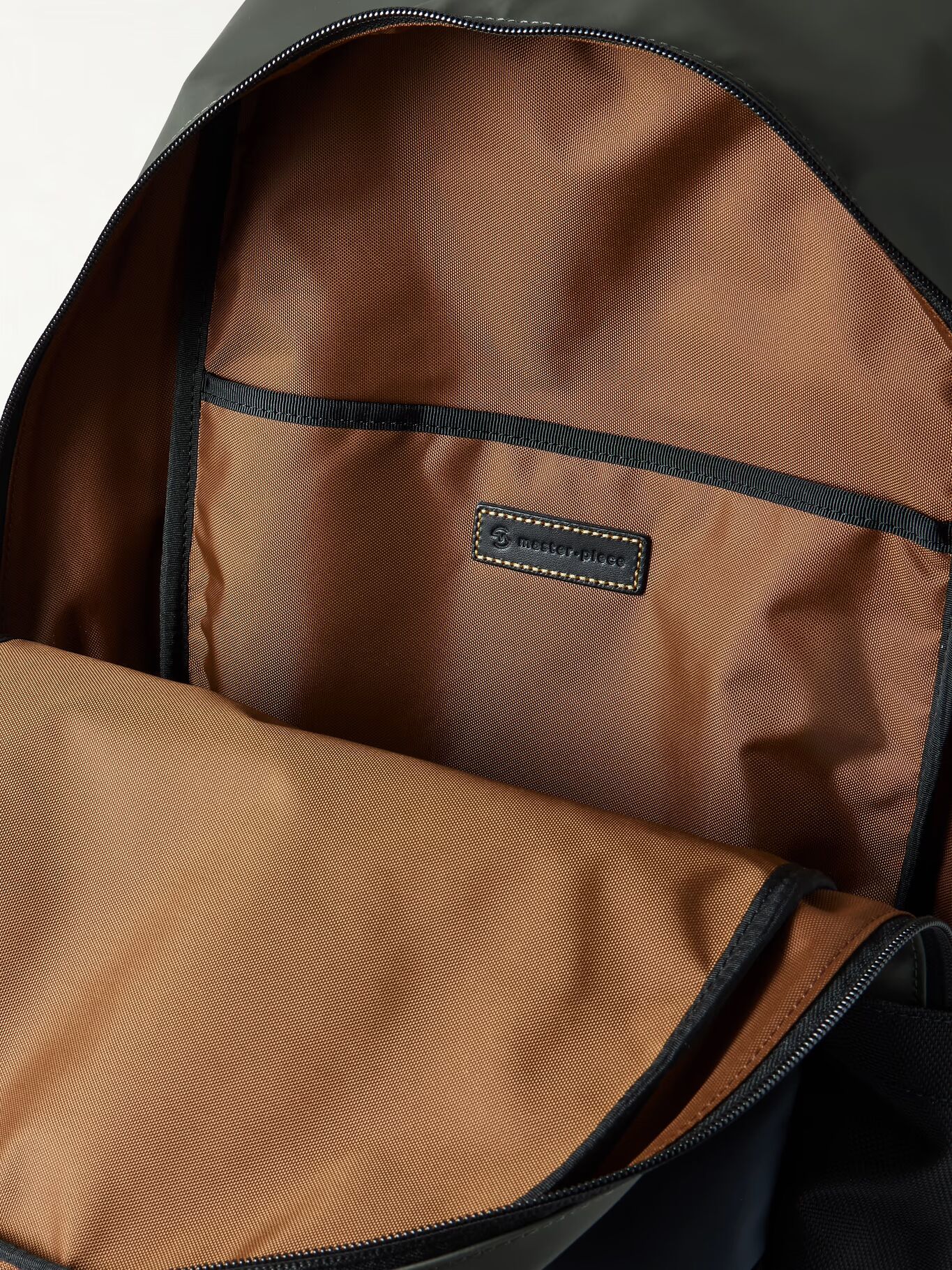 Рюкзак из гладкой кожи с аппликацией логотипа и баллистического нейлона CORDURA MASTER-PIECE, серый
Рюкзак из гладкой кожи с аппликацией логотипа и баллистического нейлона CORDURA MASTER-PIECE, серый