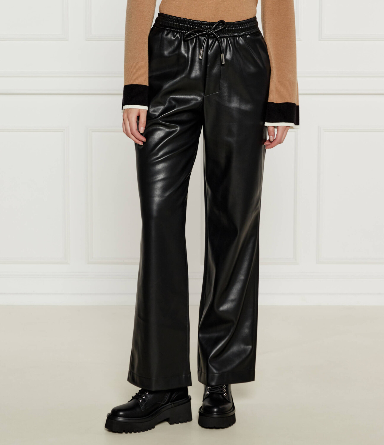 Брюки Silvian Heach flare fit, черный
Брюки Silvian Heach flare fit, черный