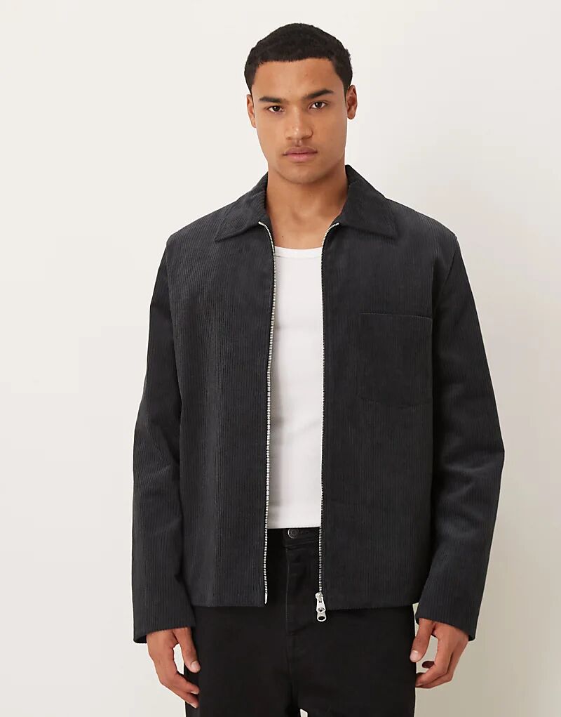 Куртка ARKET на молнии с передним карманом, темно-синего цвета
Куртка ARKET на молнии с передним карманом, темно-синего цвета