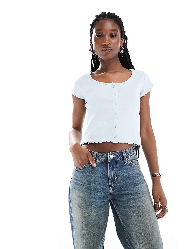 Голубой топ на пуговицах с салатовым краем Monki с короткими рукавами
Голубой топ на пуговицах с салатовым краем Monki с короткими рукавами