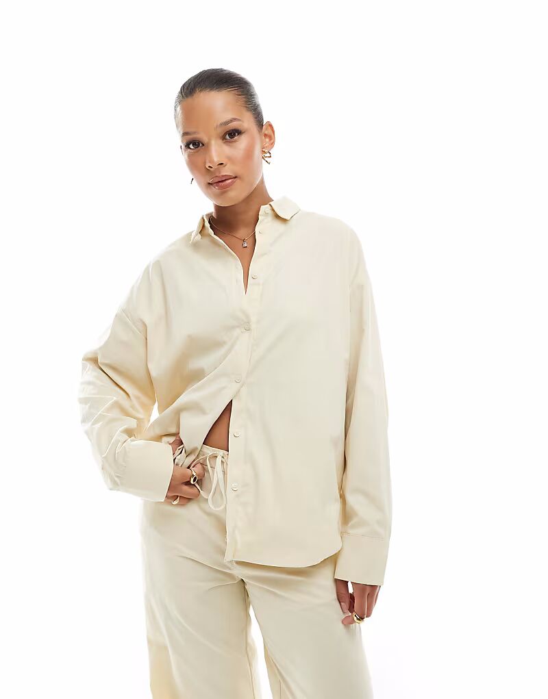 Рубашка свободного кроя кремового цвета Pull&Bear
Рубашка свободного кроя кремового цвета Pull&Bear