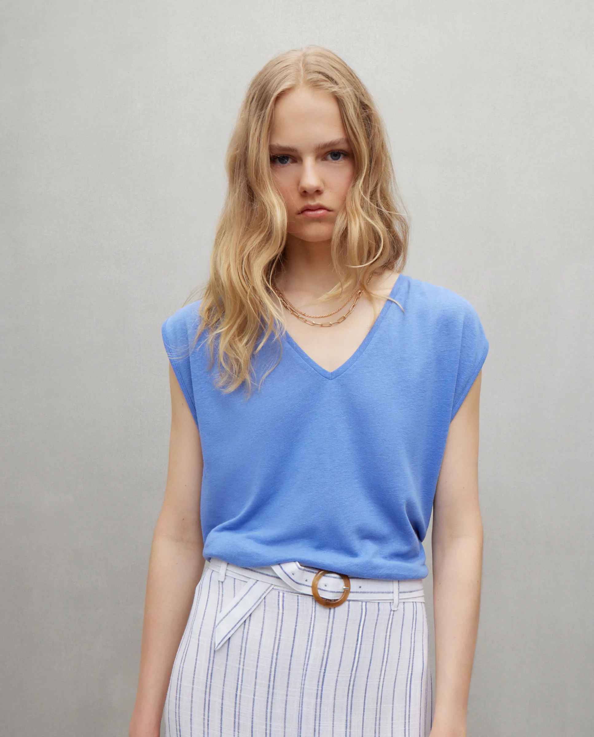 Женская футболка с V-образным вырезом и сборками из льна Easy Wear, цвет Ceruelo
Женская футболка с V-образным вырезом и сборками из льна Easy Wear, цвет Ceruelo