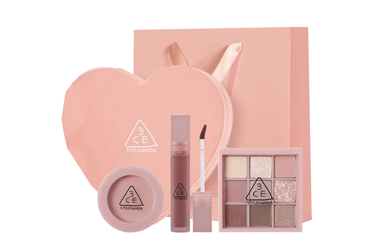 Набор косметики для женщин 3CE
Набор косметики для женщин 3CE