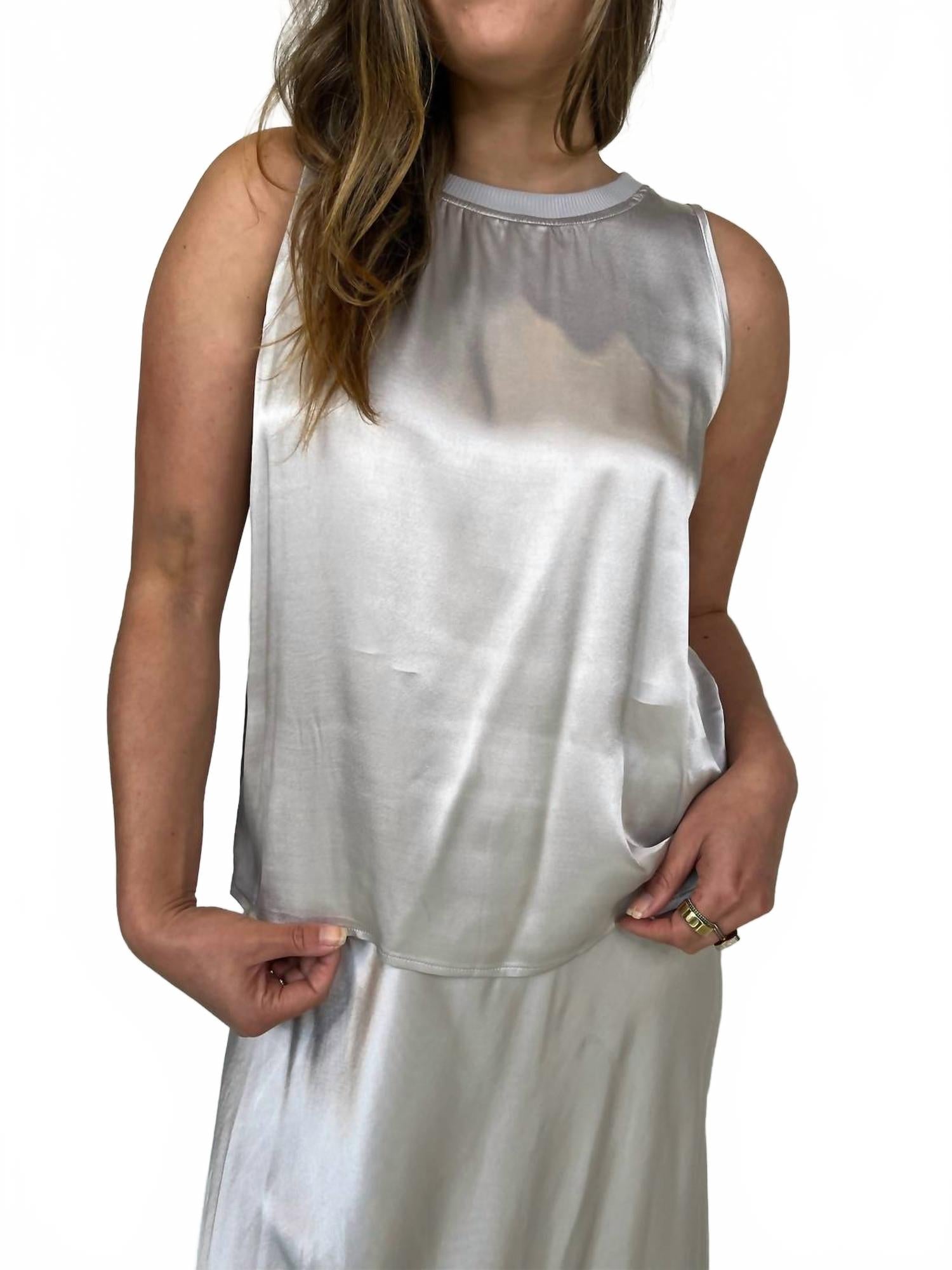 Серебристая сатиновая майка Rose & Crown
Серебристая сатиновая майка Rose & Crown