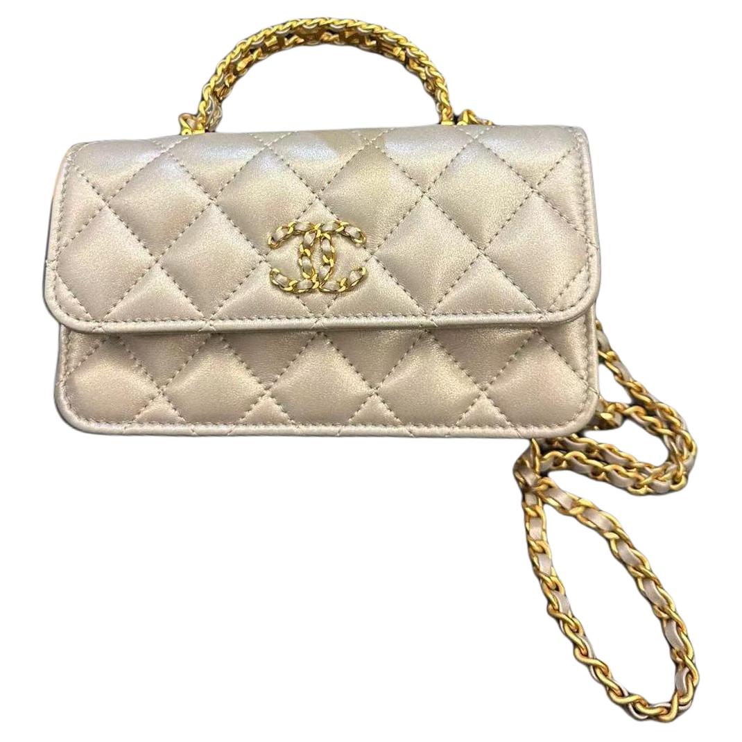 CHANEL Жемчужная овчинная сумка через плечо
CHANEL Жемчужная овчинная сумка через плечо