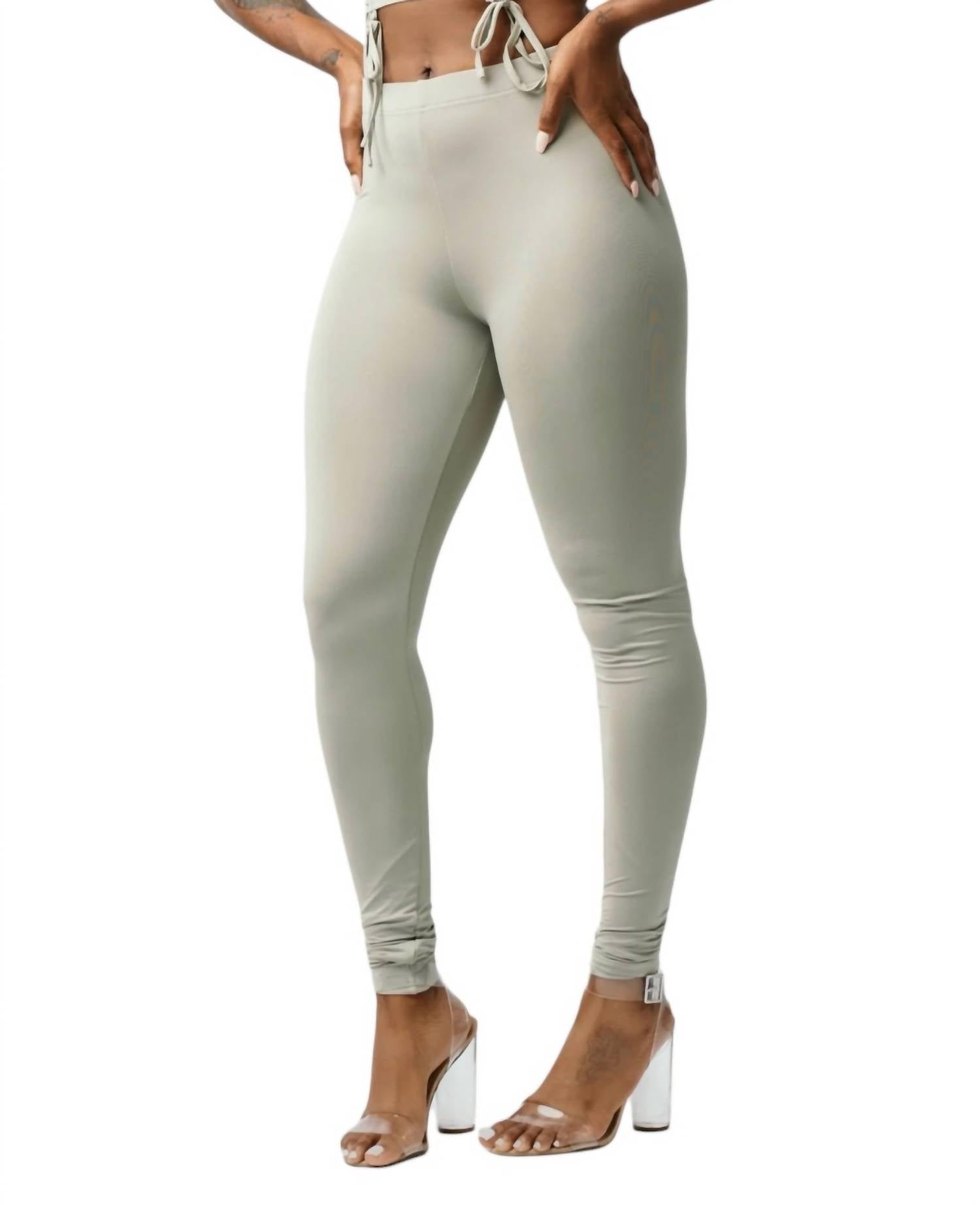 Комплект без рукавов с брюками в цвете Sage Hot & Delicious
Комплект без рукавов с брюками в цвете Sage Hot & Delicious