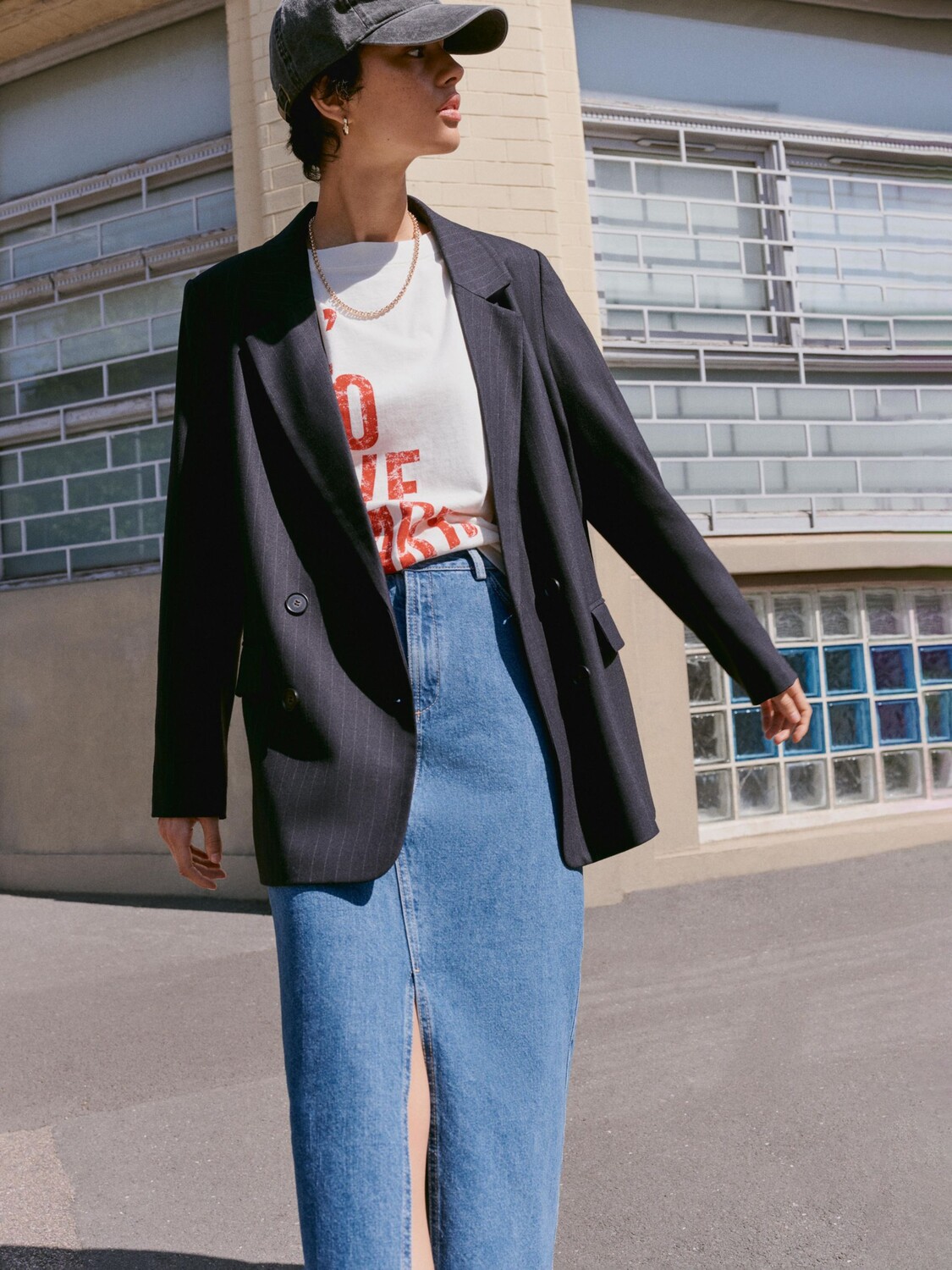 Двубортный пиджак в тонкую полоску HUSH, полуночный флот
Двубортный пиджак в тонкую полоску HUSH, полуночный флот