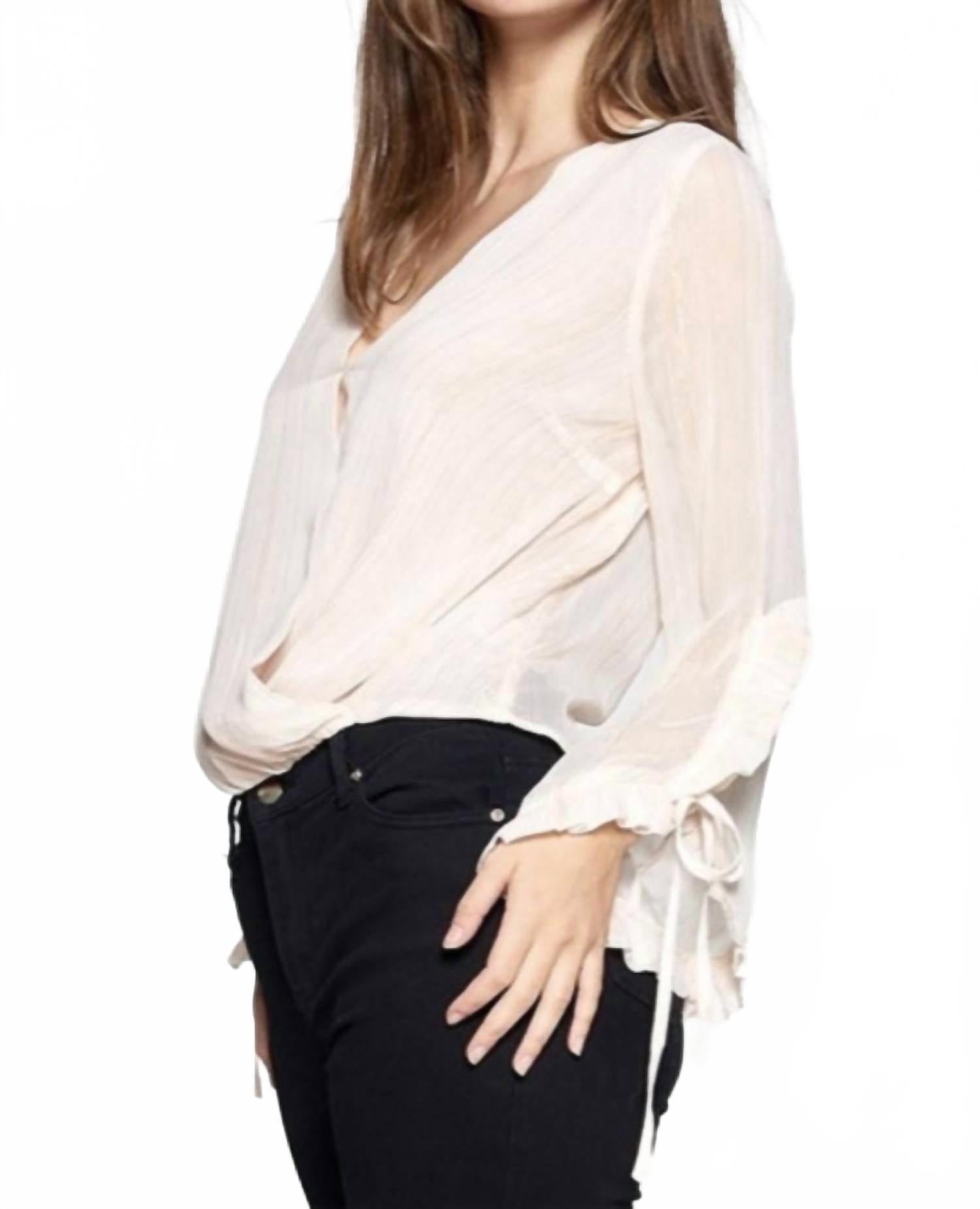 Блузка Belgin Ruffled Wrap в кремовом цвете Strut & Bolt 
Блузка Belgin Ruffled Wrap в кремовом цвете Strut & Bolt