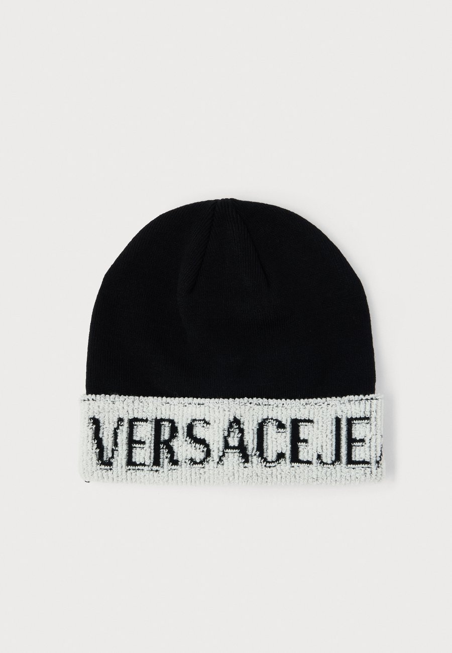 Шапка Versace Jeans Couture BIG BEANIE UNISEX, Black/White/Black
Шапка Versace Jeans Couture BIG BEANIE UNISEX, Black/White/Black
