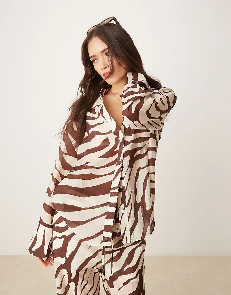 Рубашка свободного кроя Mango с коричневым принтом зебры
Рубашка свободного кроя Mango с коричневым принтом зебры