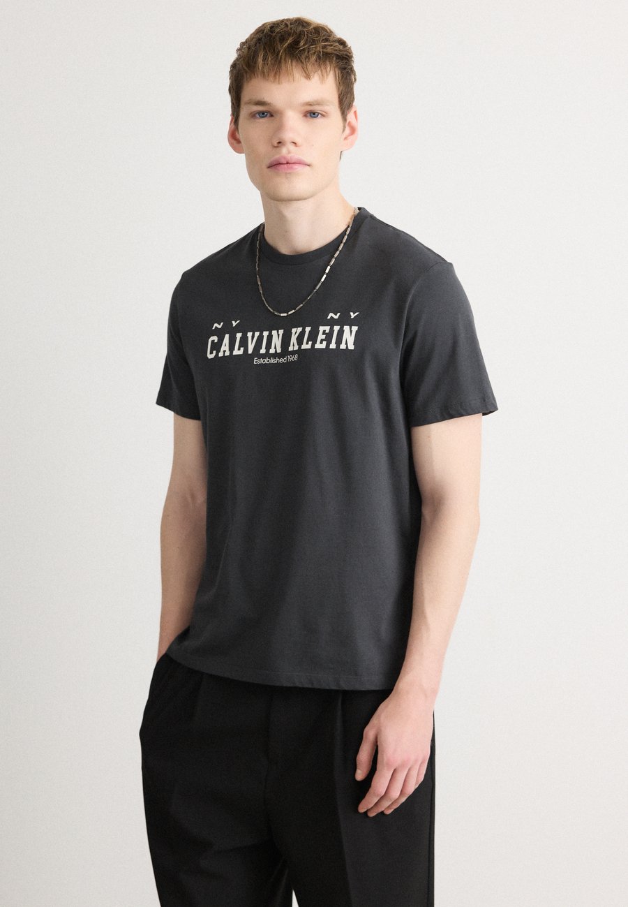 Футболка Calvin Klein Jeans COLL WORD , Pirate Black/Dark Grey, Черный, Футболка Calvin Klein Jeans COLL WORD , Pirate Black/Dark Grey
Футболка Calvin Klein Jeans COLL WORD , Pirate Black/Dark Grey, Черный, Футболка Calvin Klein Jeans COLL WORD , Pirate Black/Dark Grey
