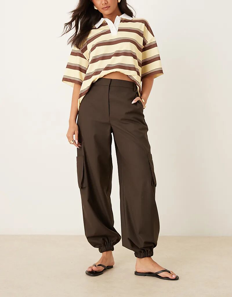 Прямые брюки ASOS DESIGN шоколадного цвета с манжетами и карманами
Прямые брюки ASOS DESIGN шоколадного цвета с манжетами и карманами