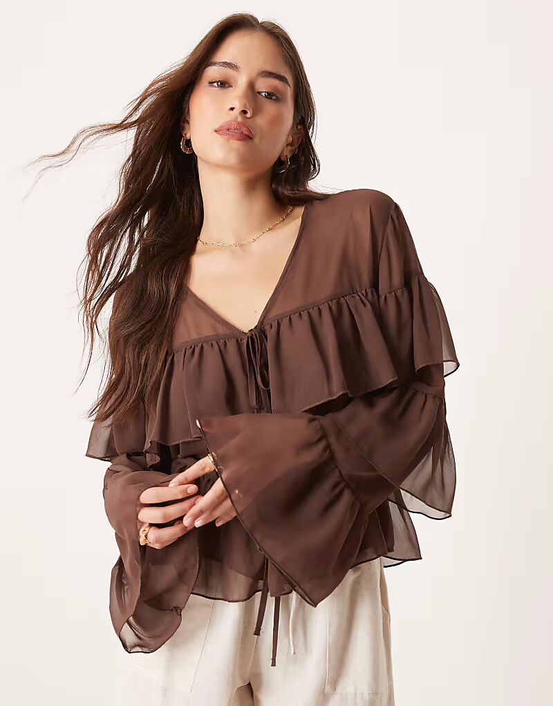 Шифоновая блузка с завязками спереди и оборками шоколадного цвета от ASOS DESIGN
Шифоновая блузка с завязками спереди и оборками шоколадного цвета от ASOS DESIGN