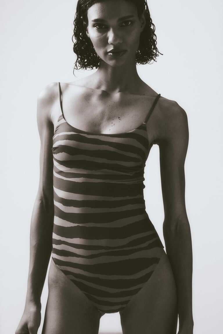 Купальник с мягкой чашкой H&M
Купальник с мягкой чашкой H&M