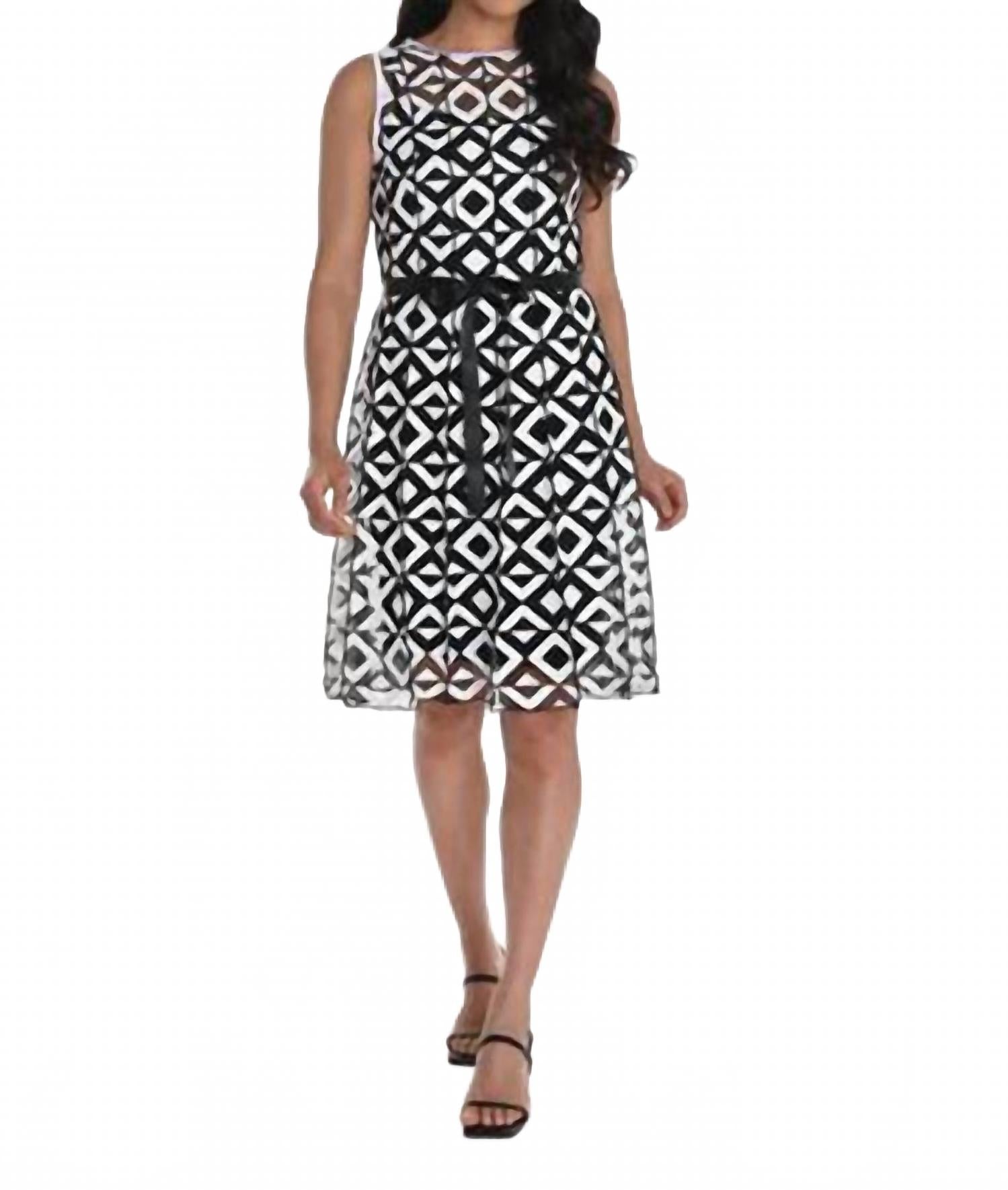 Геометрическое кружевное платье в черно-белом цвете Frank Lyman
Геометрическое кружевное платье в черно-белом цвете Frank Lyman