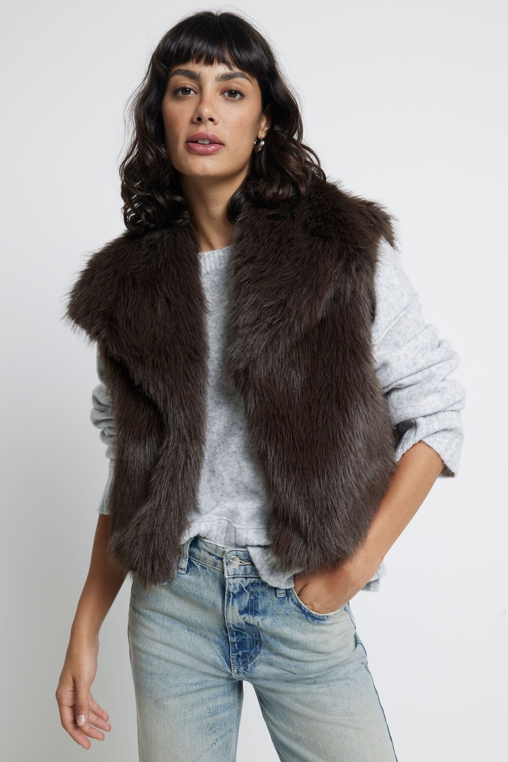 Короткий темный жилет из искусственного меха River Island, коричневый
Короткий темный жилет из искусственного меха River Island, коричневый