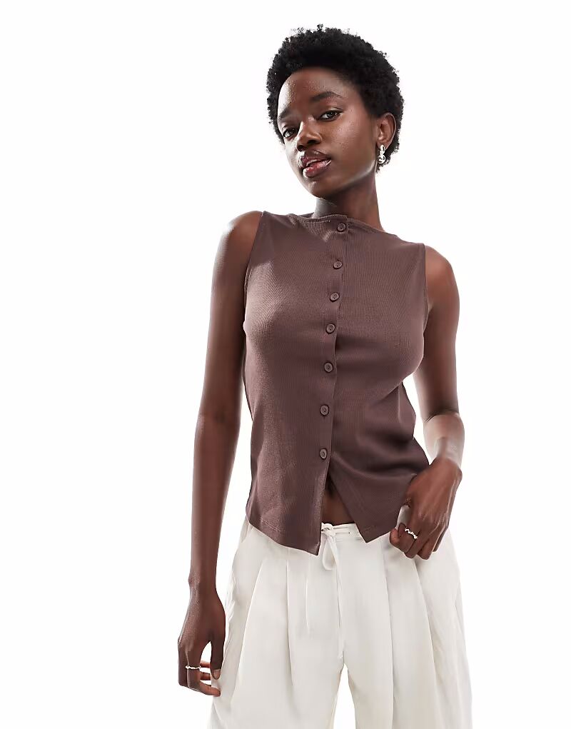 Майка New Look с пуговицами коричневого цвета
Майка New Look с пуговицами коричневого цвета