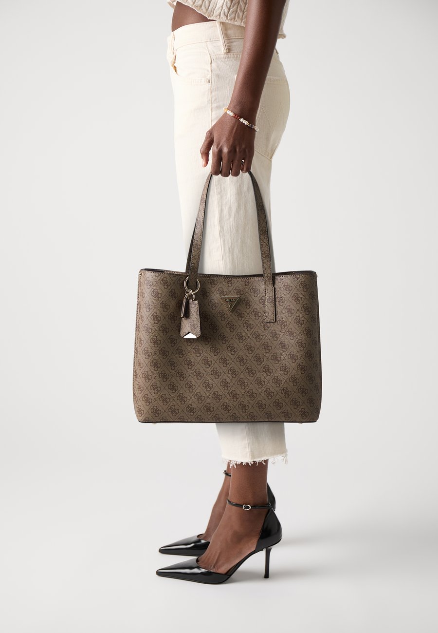 Сумка-шоппер Guess MERIDIAN GIRLFRIEND TOTE, Latte/Beige
Сумка-шоппер Guess MERIDIAN GIRLFRIEND TOTE, Latte/Beige