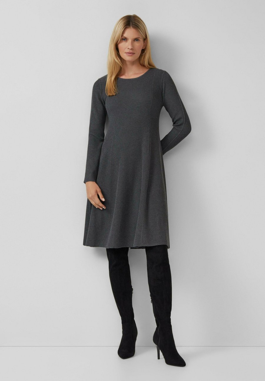Платье s.Oliver BLACK LABEL Jumper dress, Dunkelgrau/Dark Grey
Платье s.Oliver BLACK LABEL Jumper dress, Dunkelgrau/Dark Grey