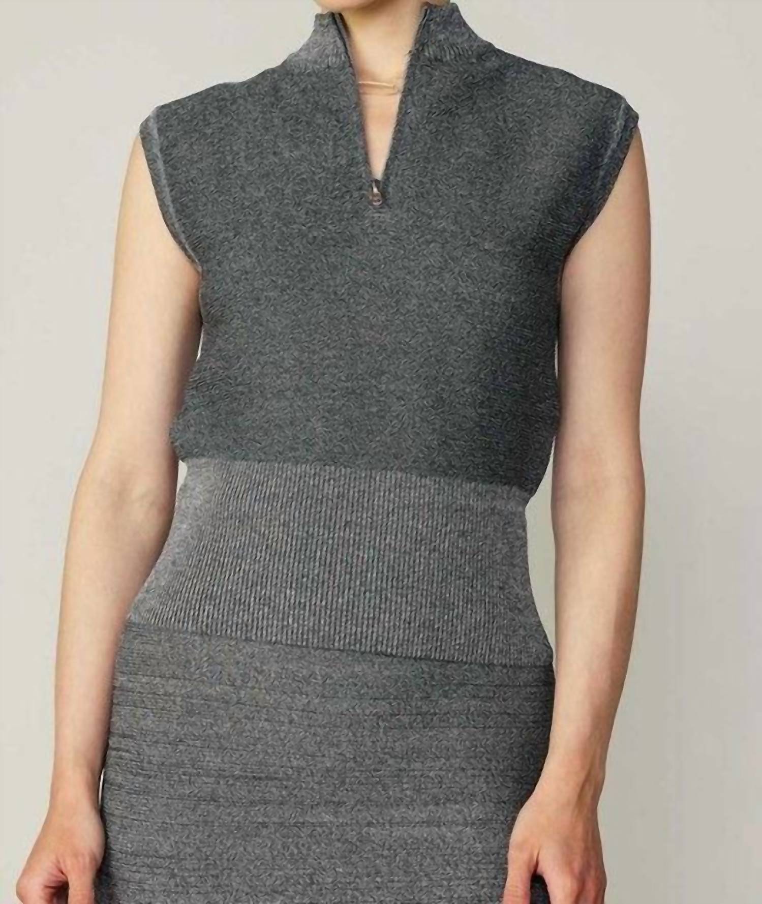 Серый полузастегивающийся жилет-свитер Current air
Серый полузастегивающийся жилет-свитер Current air