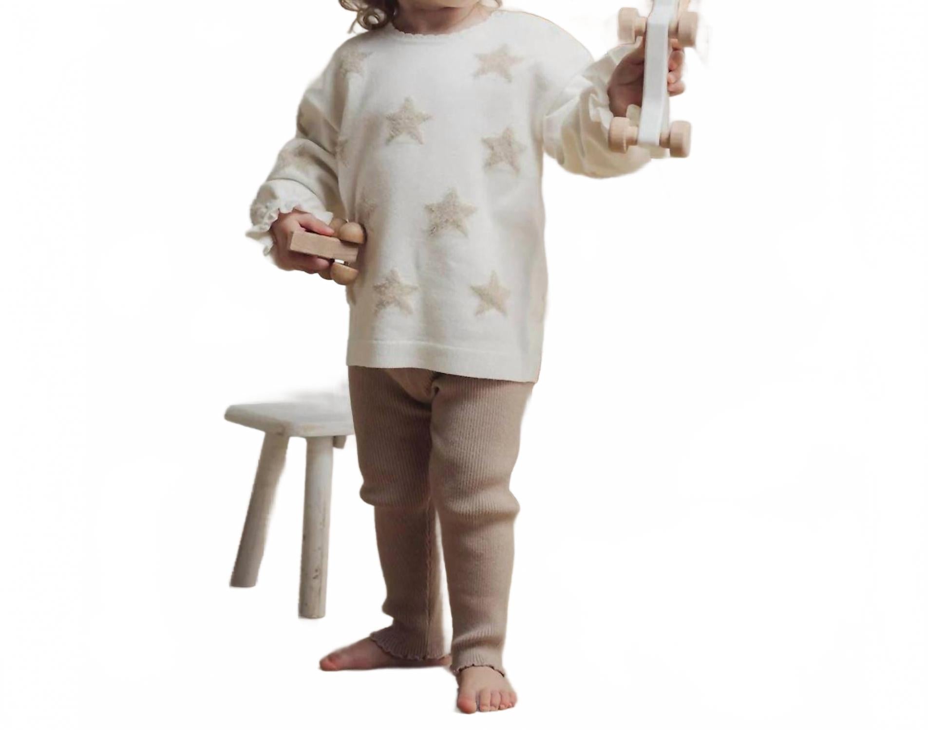 Miniclasix Детский комплект для девочек: свитер и штаны со звездами, бежевый/слоновая кость
Miniclasix Детский комплект для девочек: свитер и штаны со звездами, бежевый/слоновая кость