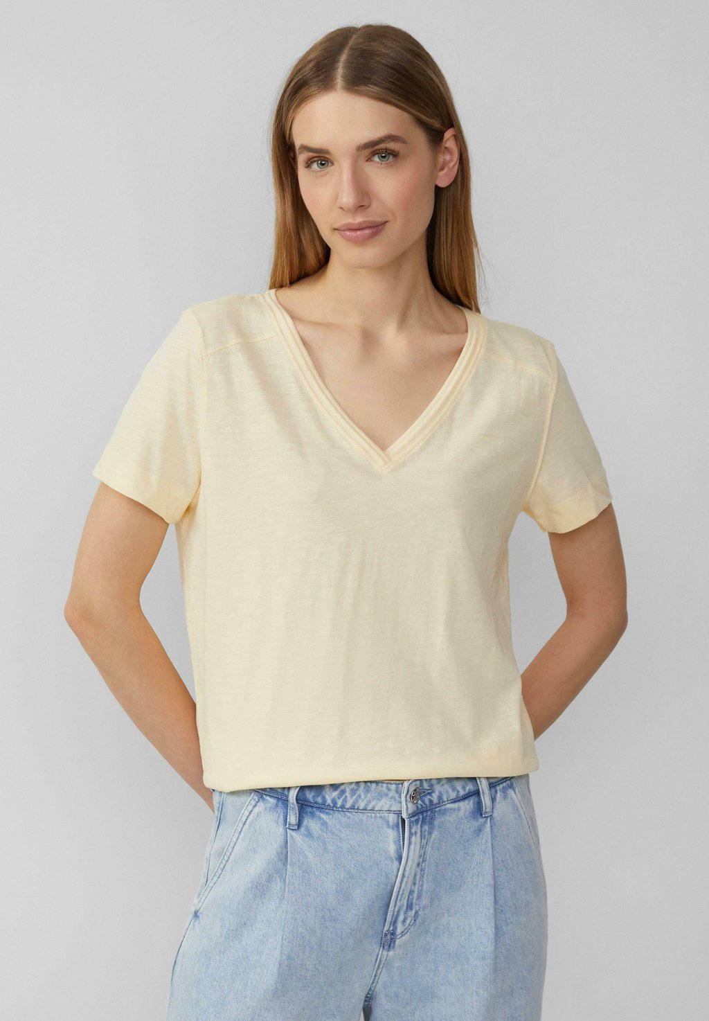 Базовая футболка V-AUSSCHNITT KURZARM FLAMMGARN s.Oliver, светло-желтый
Базовая футболка V-AUSSCHNITT KURZARM FLAMMGARN s.Oliver, светло-желтый
