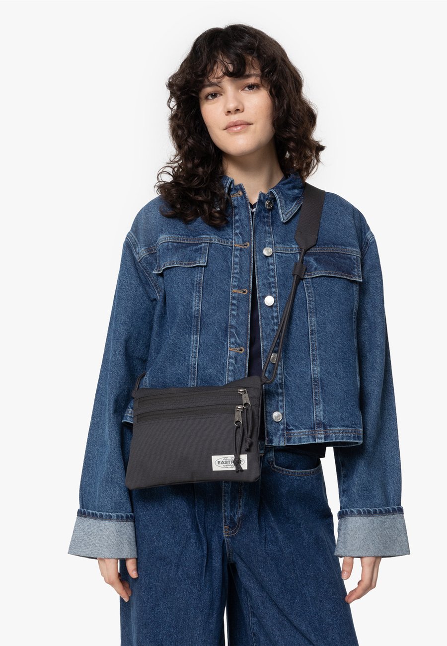 Сумка кросс-боди Eastpak CROSTIN, Washed Dark/Black
Сумка кросс-боди Eastpak CROSTIN, Washed Dark/Black