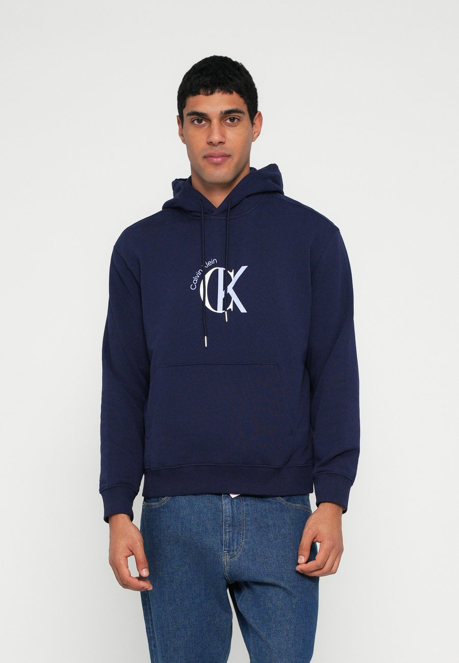 Толстовка Calvin Klein Jeans GRAPHIC HOODIE, Maritime Blue/Dark Blue, Синий, Толстовка Calvin Klein Jeans GRAPHIC HOODIE, Maritime Blue/Dark Blue
Толстовка Calvin Klein Jeans GRAPHIC HOODIE, Maritime Blue/Dark Blue, Синий, Толстовка Calvin Klein Jeans GRAPHIC HOODIE, Maritime Blue/Dark Blue