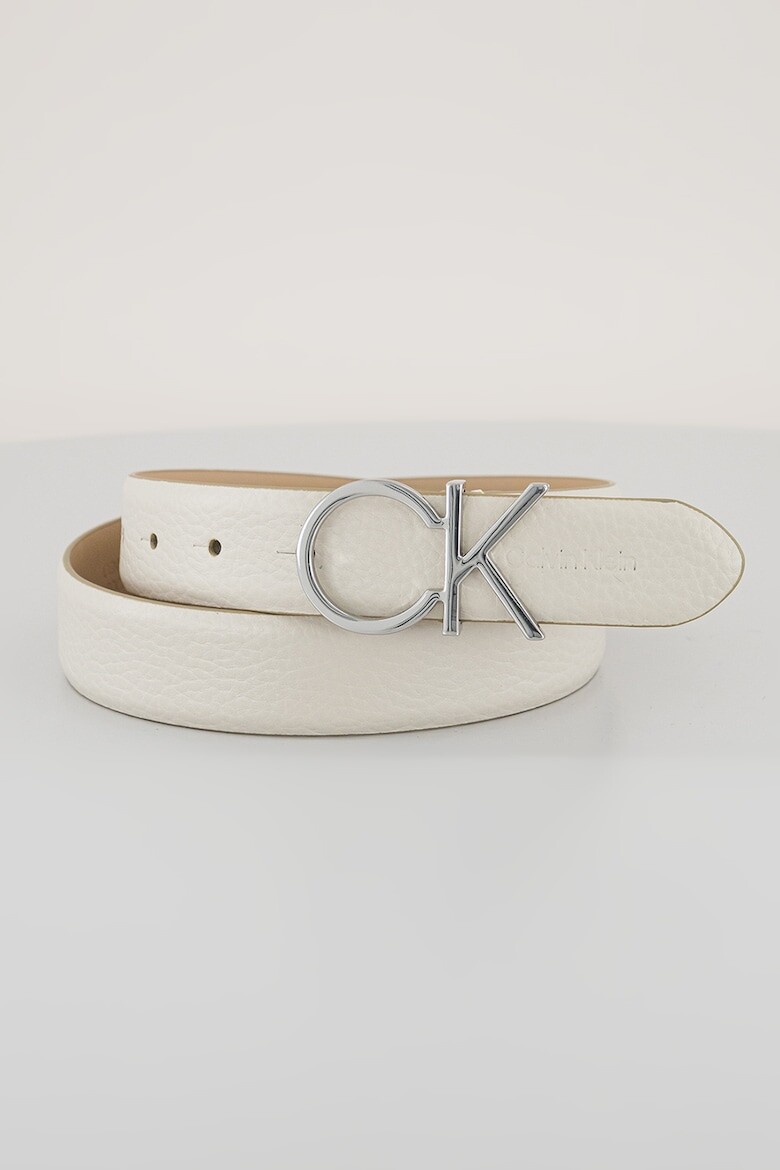 Кожаный ремень Calvin Klein с металлической пряжкой
Кожаный ремень Calvin Klein с металлической пряжкой