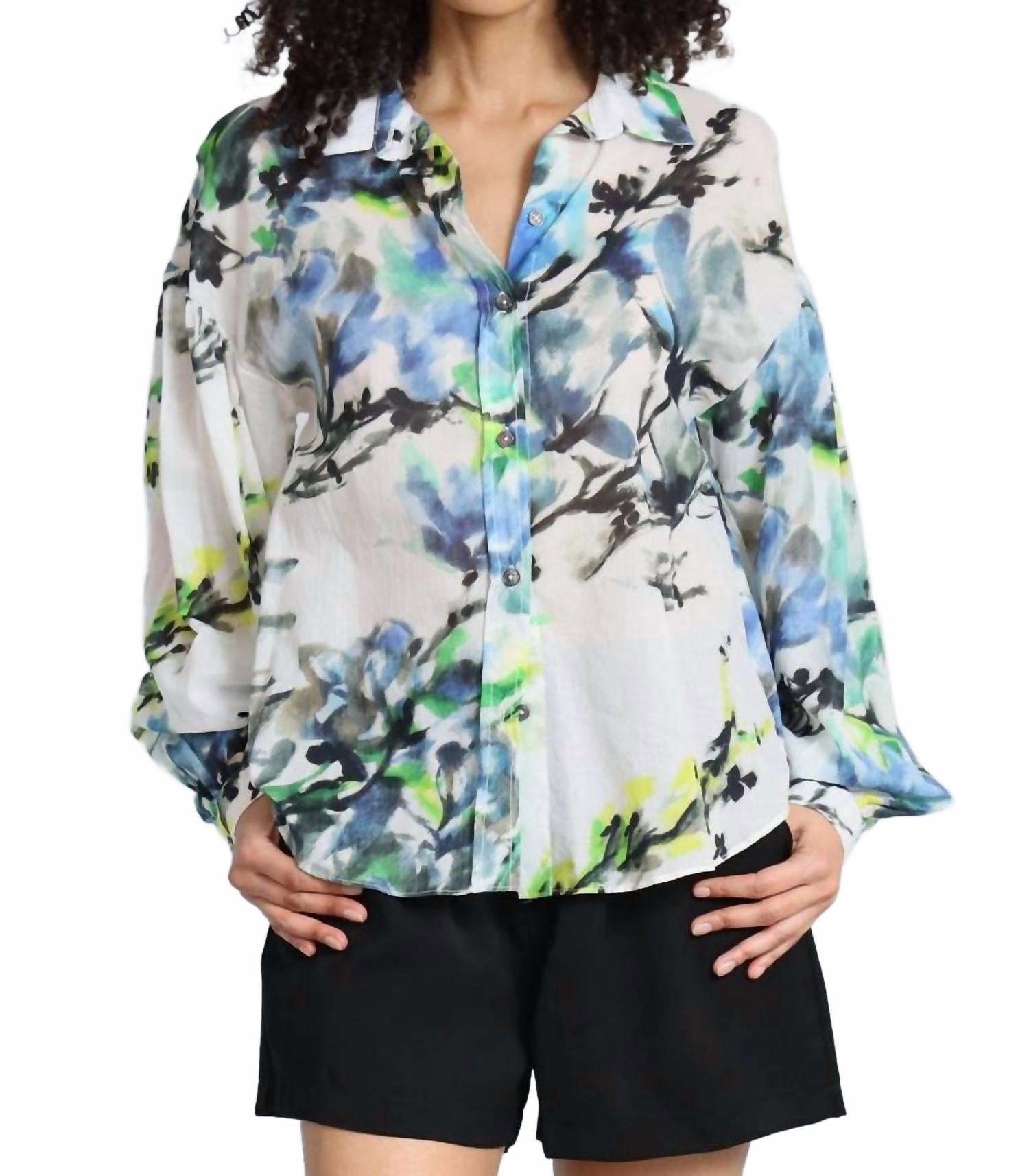 Синяя блузка из хлопкового вуаля с цветочным принтом Lola & Sophie
Синяя блузка из хлопкового вуаля с цветочным принтом Lola & Sophie