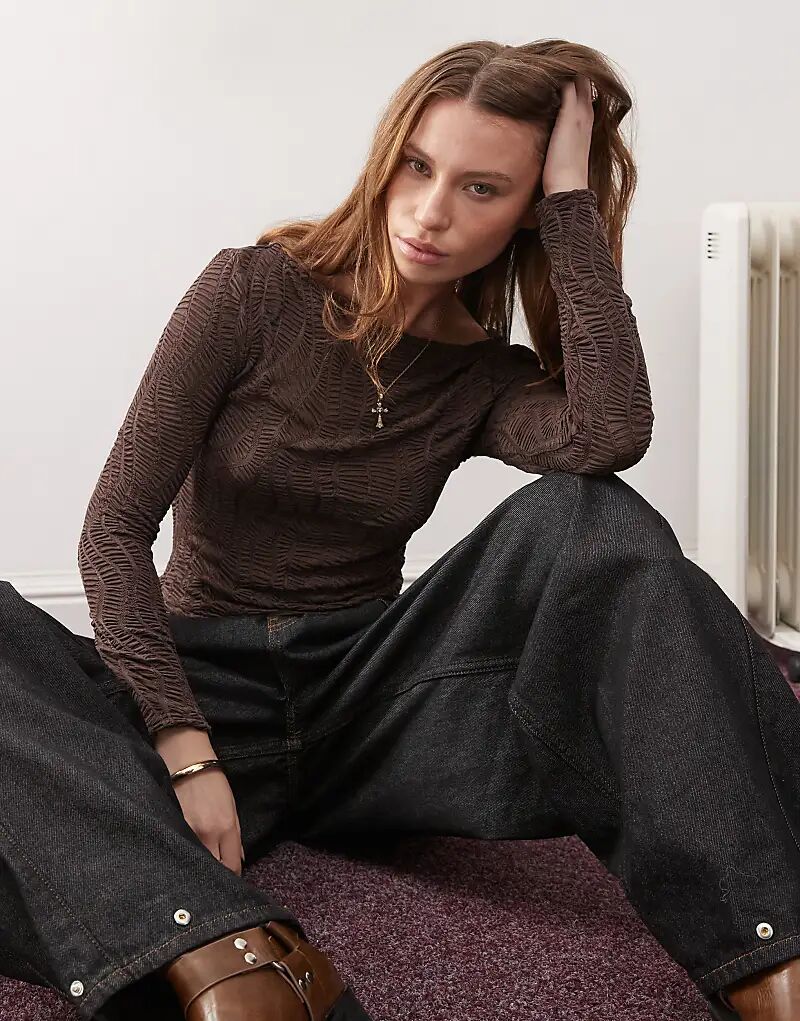 Топ с высоким воротом и длинными рукавами COLLUSION цвета мокко
Топ с высоким воротом и длинными рукавами COLLUSION цвета мокко