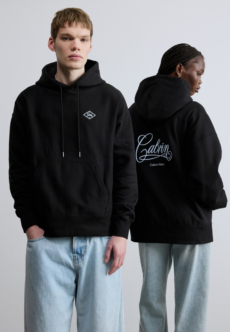 Худи Calvin Klein Jeans PREMIUM MATCHBOX UNISEX, Black, Черный, Худи Calvin Klein Jeans PREMIUM MATCHBOX UNISEX, Black
Худи Calvin Klein Jeans PREMIUM MATCHBOX UNISEX, Black, Черный, Худи Calvin Klein Jeans PREMIUM MATCHBOX UNISEX, Black
