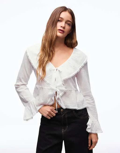 Белая блузка с длинными рукавами и рюшами Bershka Rustic
Белая блузка с длинными рукавами и рюшами Bershka Rustic