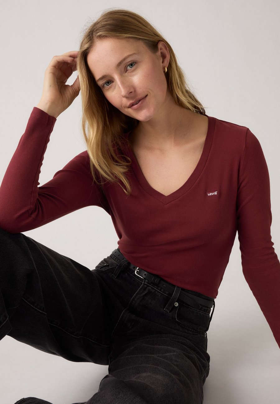 Топ Levi's ESSENTIAL, Dark Red
Топ Levi's ESSENTIAL, Dark Red