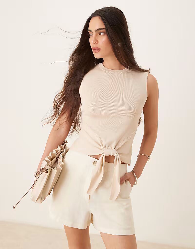 Трикотажная майка JDY с завязкой спереди и высоким воротом бежевого цвета 
Трикотажная майка JDY с завязкой спереди и высоким воротом бежевого цвета