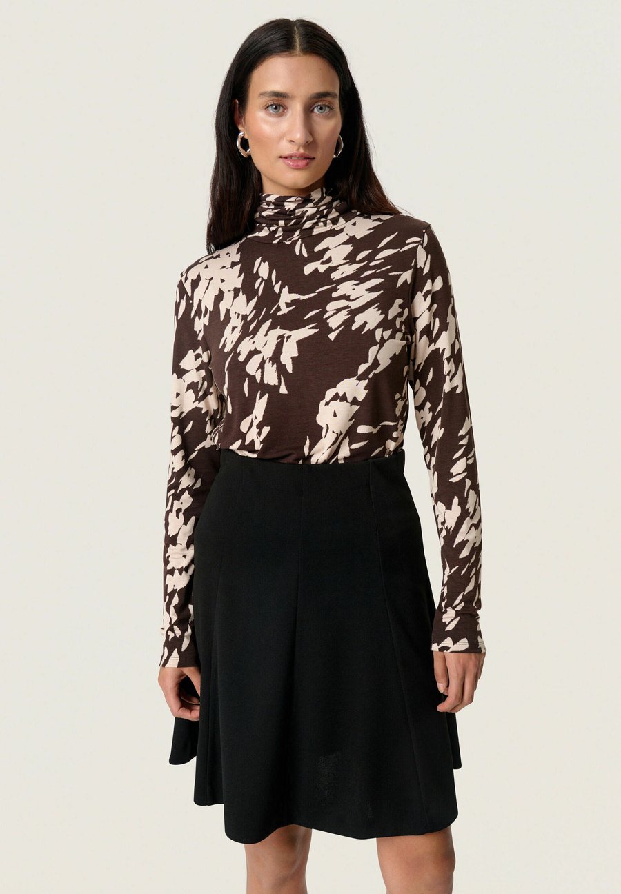 Топ Soaked in Luxury SLHANADI PRINTED ROLLNECK , Chocolate Torte Leave Print/Brown
Топ Soaked in Luxury SLHANADI PRINTED ROLLNECK , Chocolate Torte Leave Print/Brown