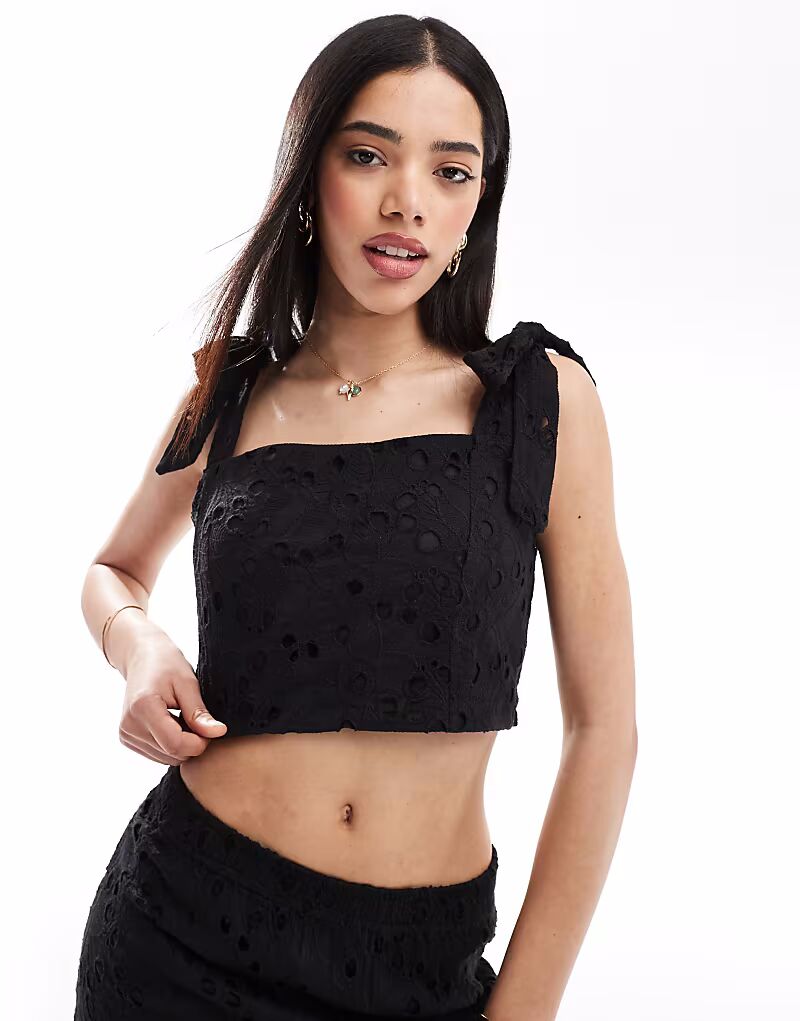 Черный топ South Beach Broderie с завязками на плечах
Черный топ South Beach Broderie с завязками на плечах